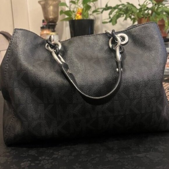 Michael Kors Handbags - Michael Kors Cynthia Handbag